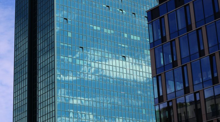 Pályázati önerő-finanszírozás 2026: 5 magyar bank kínálat összevetése