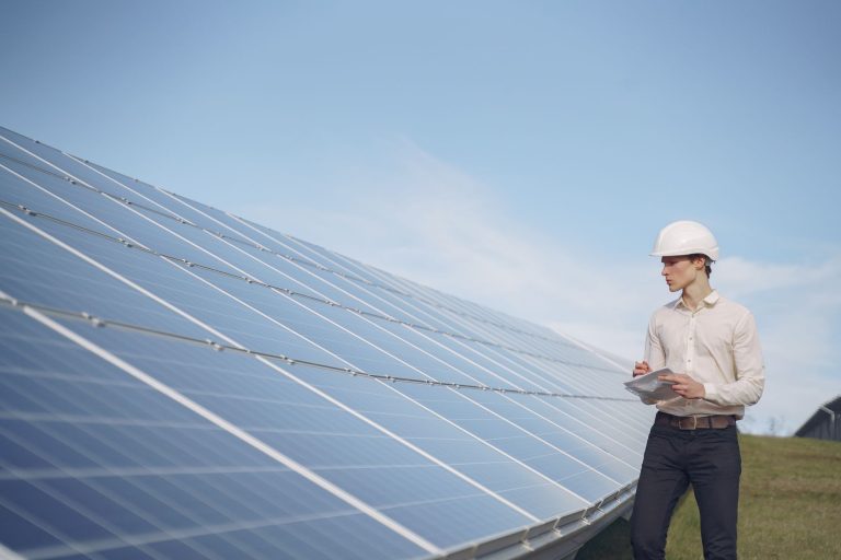 Energiaközösség és aggregátor 2026: a KKV-k új villamosenergia-piaca